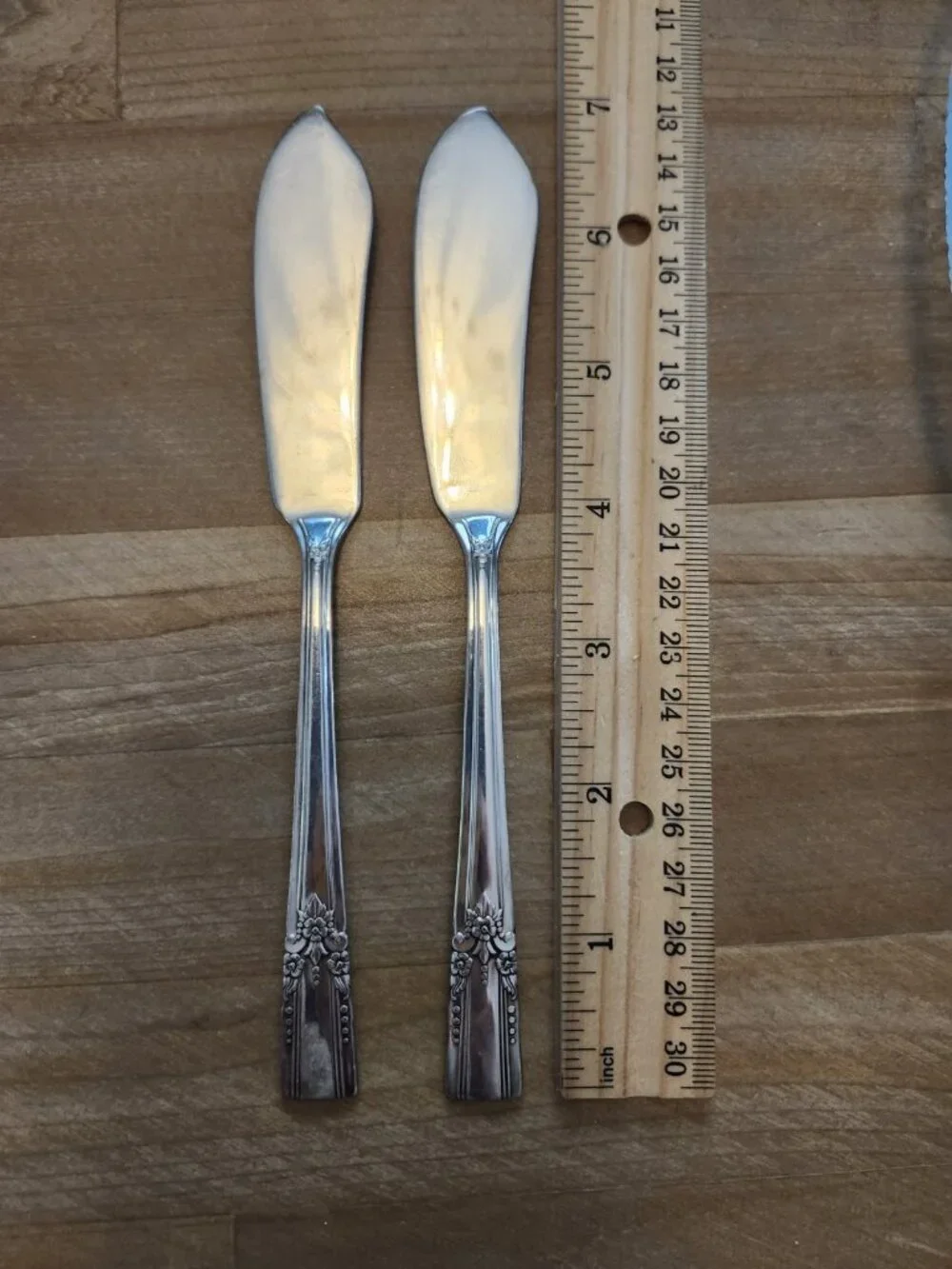 W.M.A. Rogers Oneida Ltd Silverplate Butter Spreader Knives Artistic WMA Knife